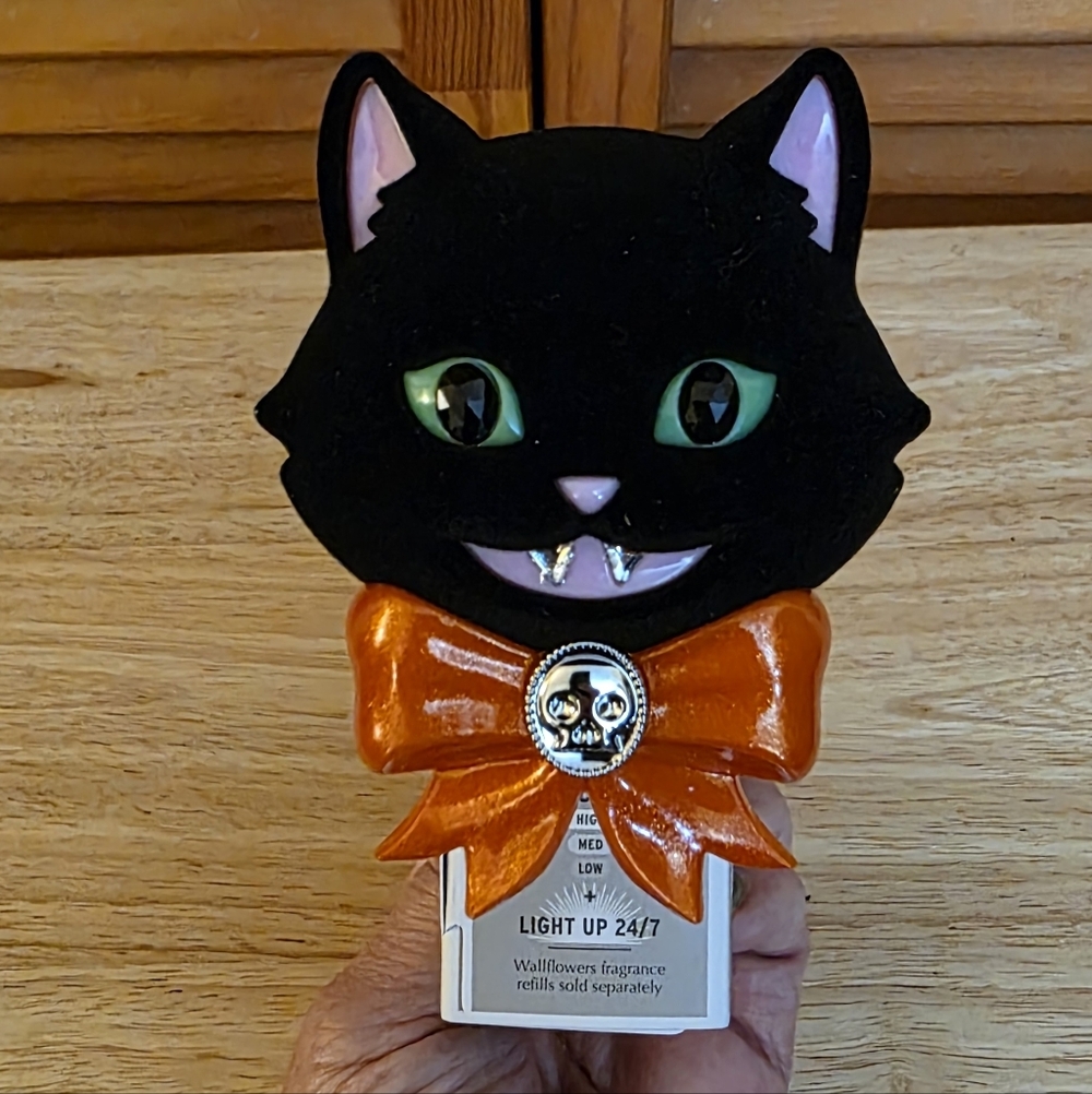 NWT Bath & Body Works Spooky Vampire Cat Wallflower Plug